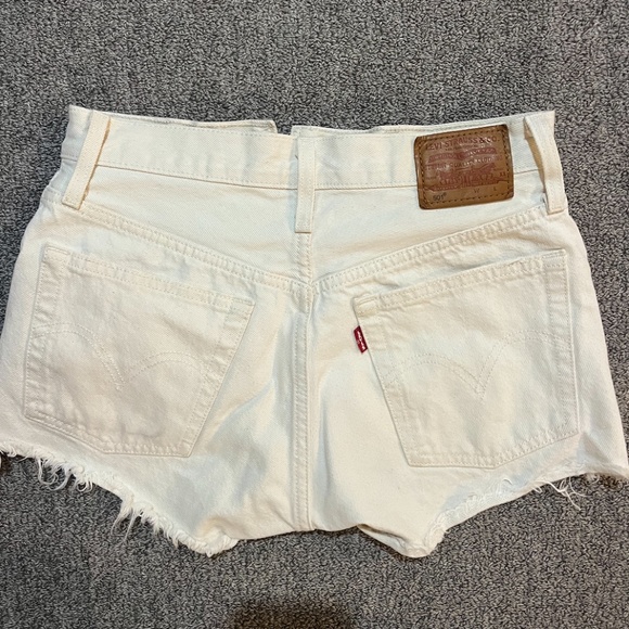 Levis Womens Denim 501 short in Whiteboard size 24 - Picture 2 of 3